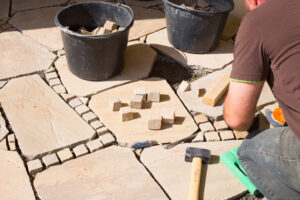 Gartenarchitektur - Verlegung von Sandsteinplatten und Mosaikpflaster - Terrasse aus Naturstein