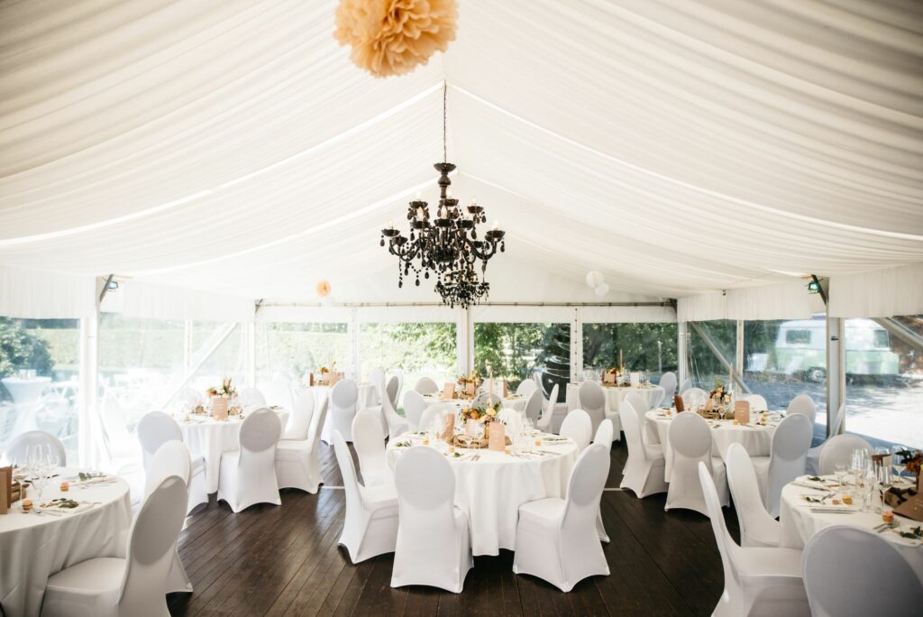 Ein Eventzelt für eine Hochzeit