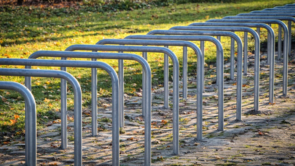 Mehrere verzinkte Fahrrad Anlehnbügel im Garten bieten eine stabile und sichere Möglichkeit, Fahrräder abzustellen und anzuschließen.