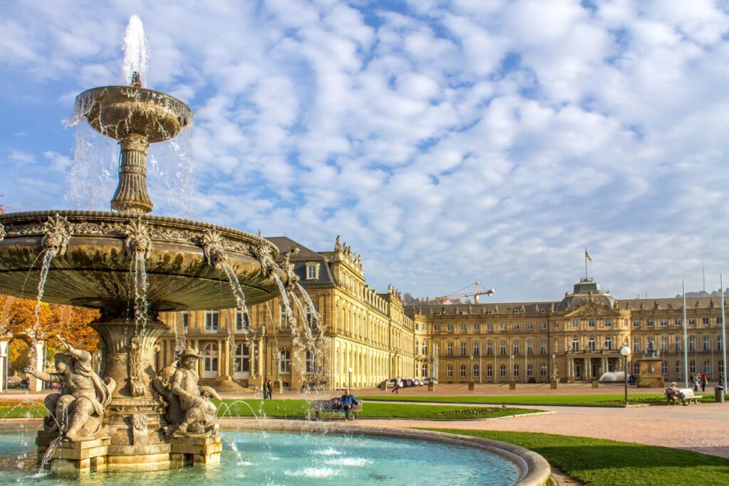 Historischer Schlossplatz mit Brunnen bei Sonnenschein – beliebter Treffpunkt fuer elegante Begegnungen mit Escort Stuttgart