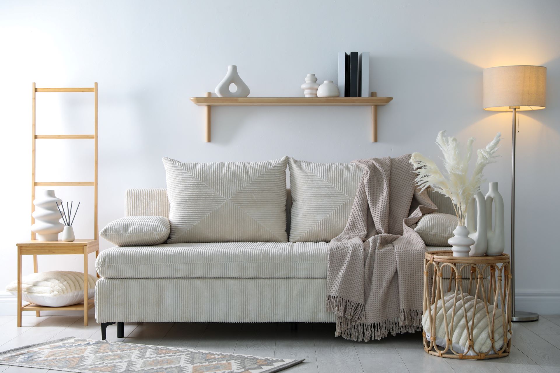 Modernes Wohnzimmer mit beigefarbenem Plaid