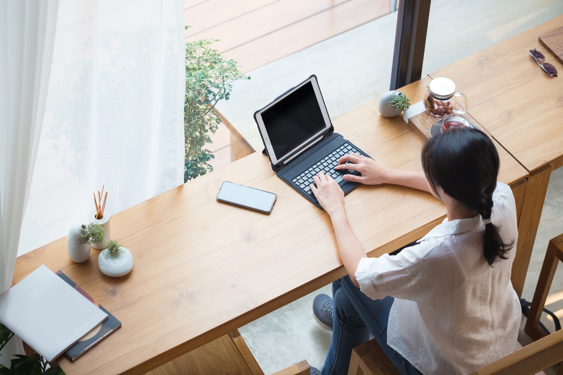 Frau arbeitet am Tablet im Homeoffice | Schrankbett