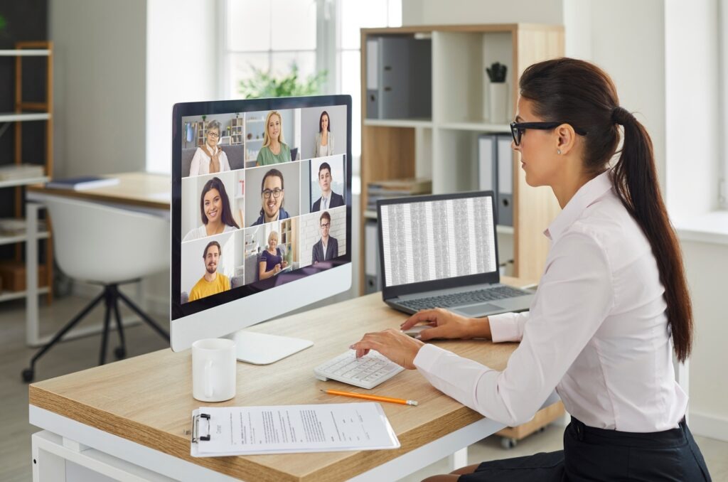 Frau nimmt an Videokonferenz im Büro teil | Schrankbett